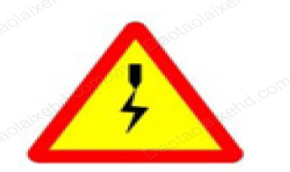 Biển cảnh báo đường dây điện cắt ngang phía trên tuyến đường